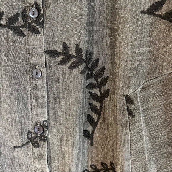 Soft Surroundings Papyrus Embroidered Chambray
Shirt in Gray
Size 1X - Picture 8 of 8